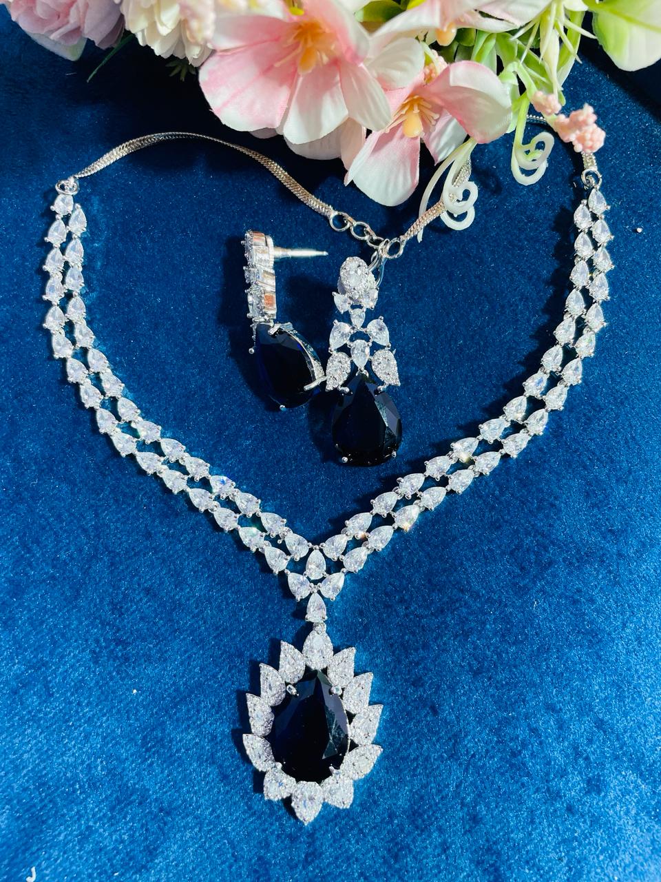 DOUBLINE WITH PENDANT NECKLACE