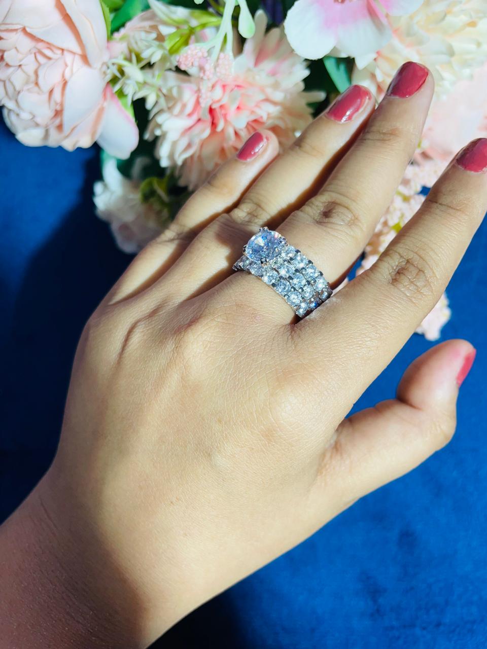 SOLITARE RING WITH TWO BANDS